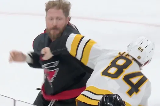 Bagarre de rue: Nicolas Deslauriers et Tanner Jeannot font suer Arber Xhekaj