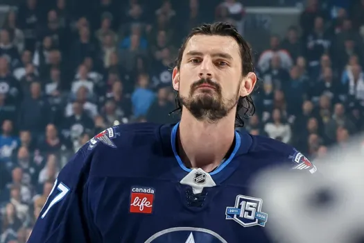Le malaise atteint un sommet 900 000 dollars plus tard : Connor Hellebuyck forcé de revenir