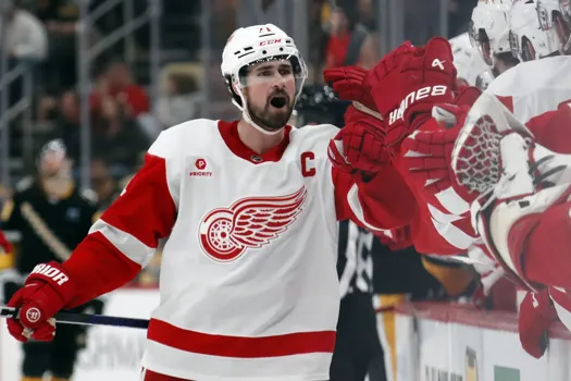 Transaction de Dylan Larkin: le DG des Red Wings se déplace ce soir